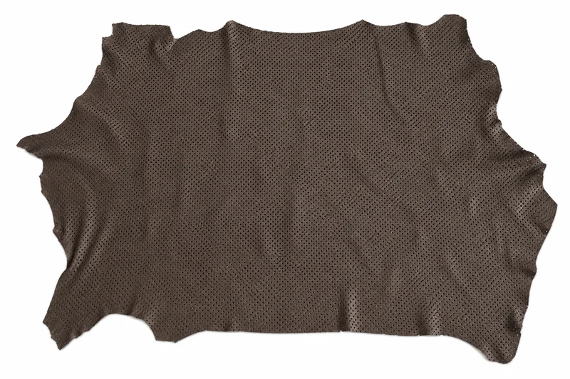 25BRzXsVTGzvfYFvF28r4-1782290977938.webp Cuir de vachette italien perforé – Taupe « BM 24 » – Image 1