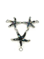 Accessoire métallique de luxe en forme d’étoile de mer.
