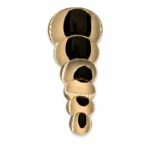 Accessoire métallique doré de luxe à plusieurs couches.