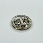 Accessoire métallique circulaire de luxe, en forme de « L ». – Image 2