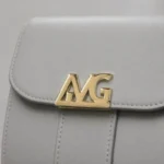 Logo métallique doré AMG pour sac – Image 5